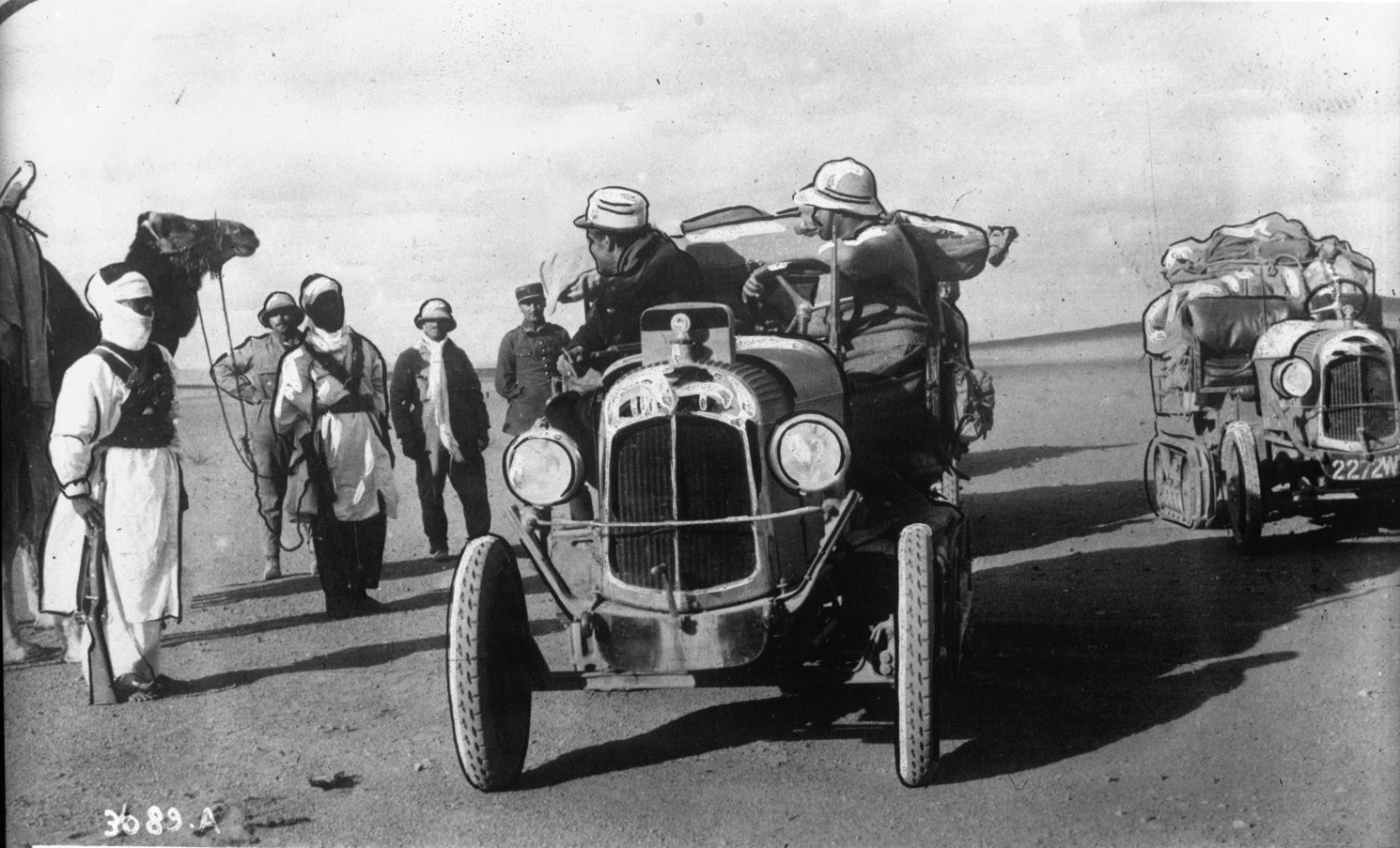 Image of several Citroën-Kégresse K1s with local people from the Sahara