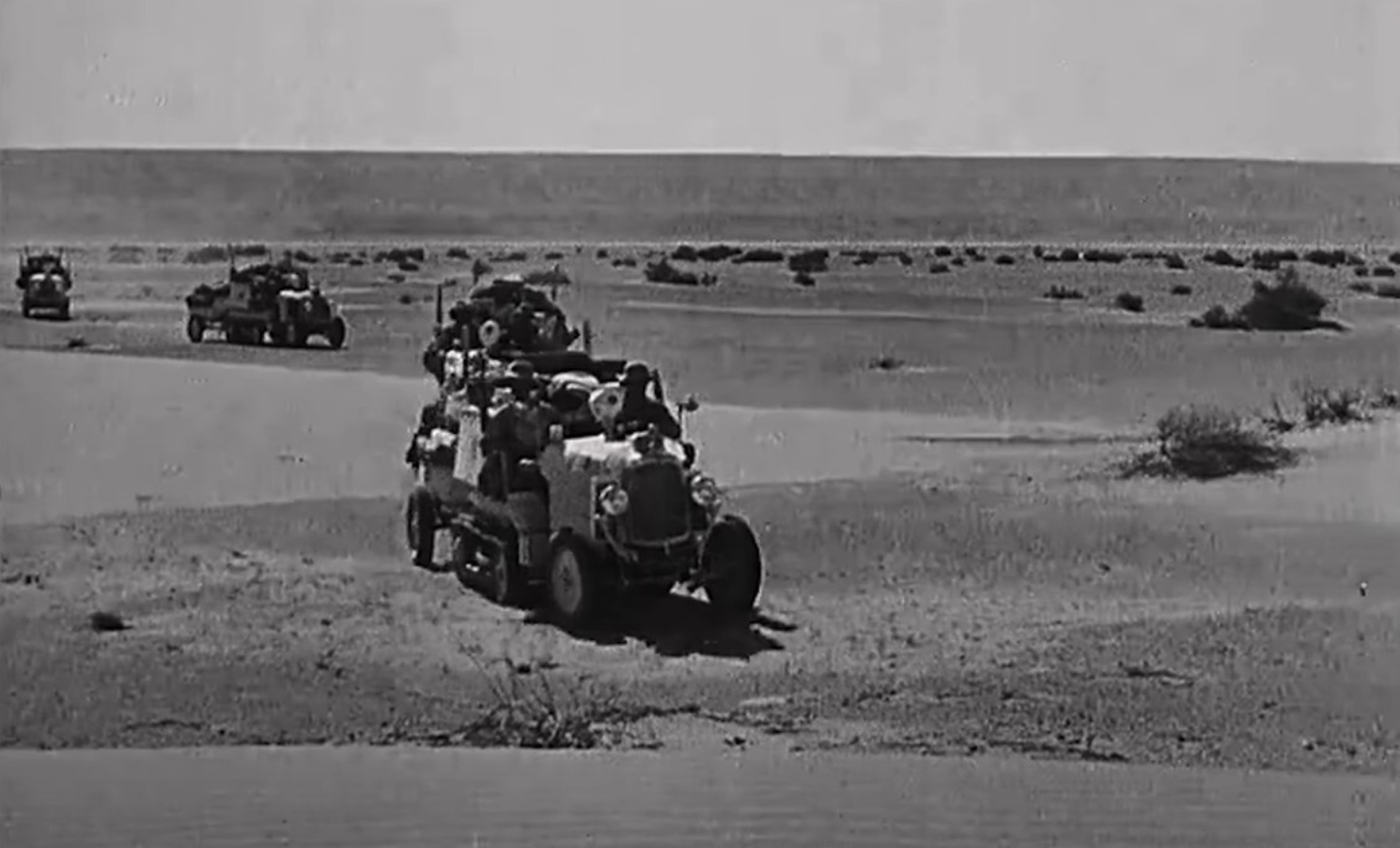 Image de plusieurs Citroën-Kégresse K1 traversant le désert du Sahara