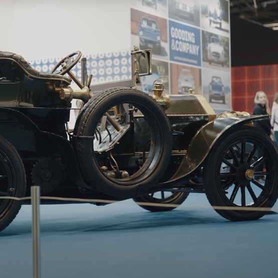 Profil d'une Mercedes 60HP sur un tapis bleu à Rétromobile 2024