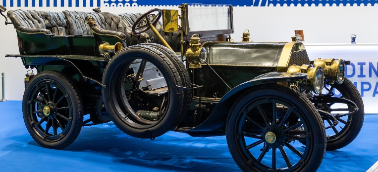 Profile of a Mercedes 60HP on a blue carpet at Rétromobile 2024