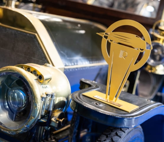 Gros plan sur une Mercedes 60 HP avec le trophée de la Préservation remis à Rétromobile 2024