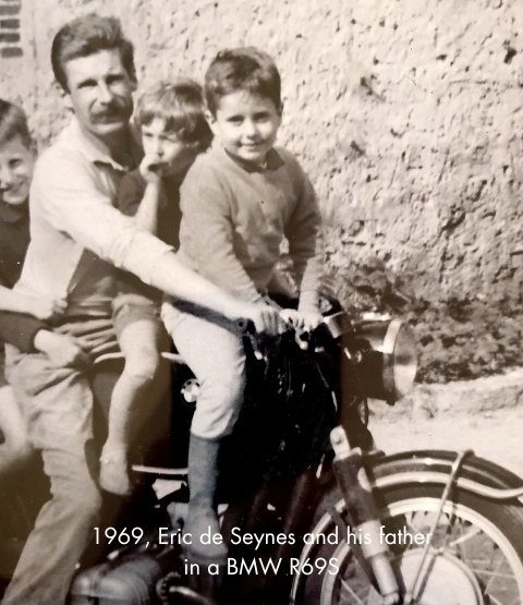 Photo d'époque avec légende en anglais d'Éric de Seynes, son père et des membres de sa famille sur une moto BMW R69S