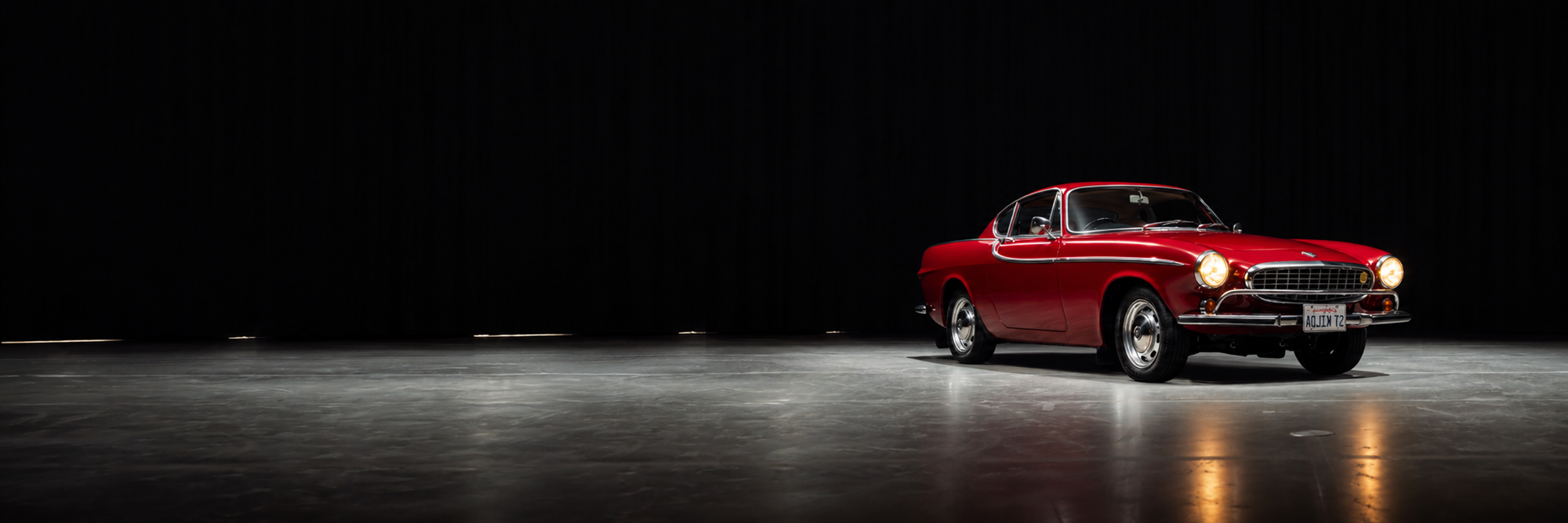 volvo 1800S rouge avec fond noir