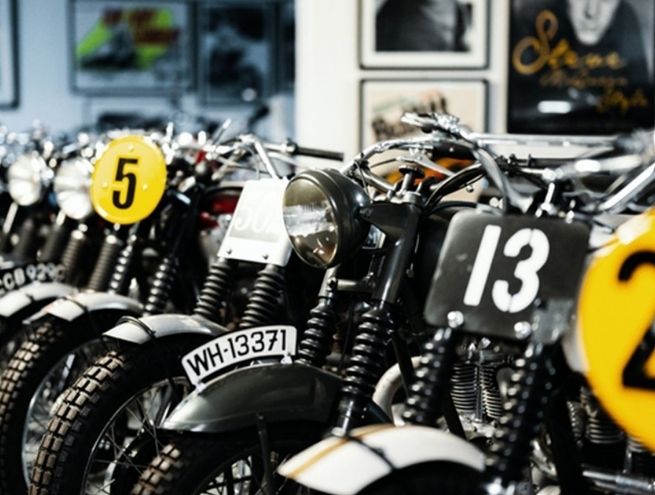 plusieurs motos mqueen à la suite
