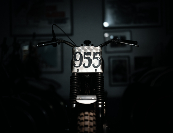 la moto 955 mise en avant avec un arrière plan sombre