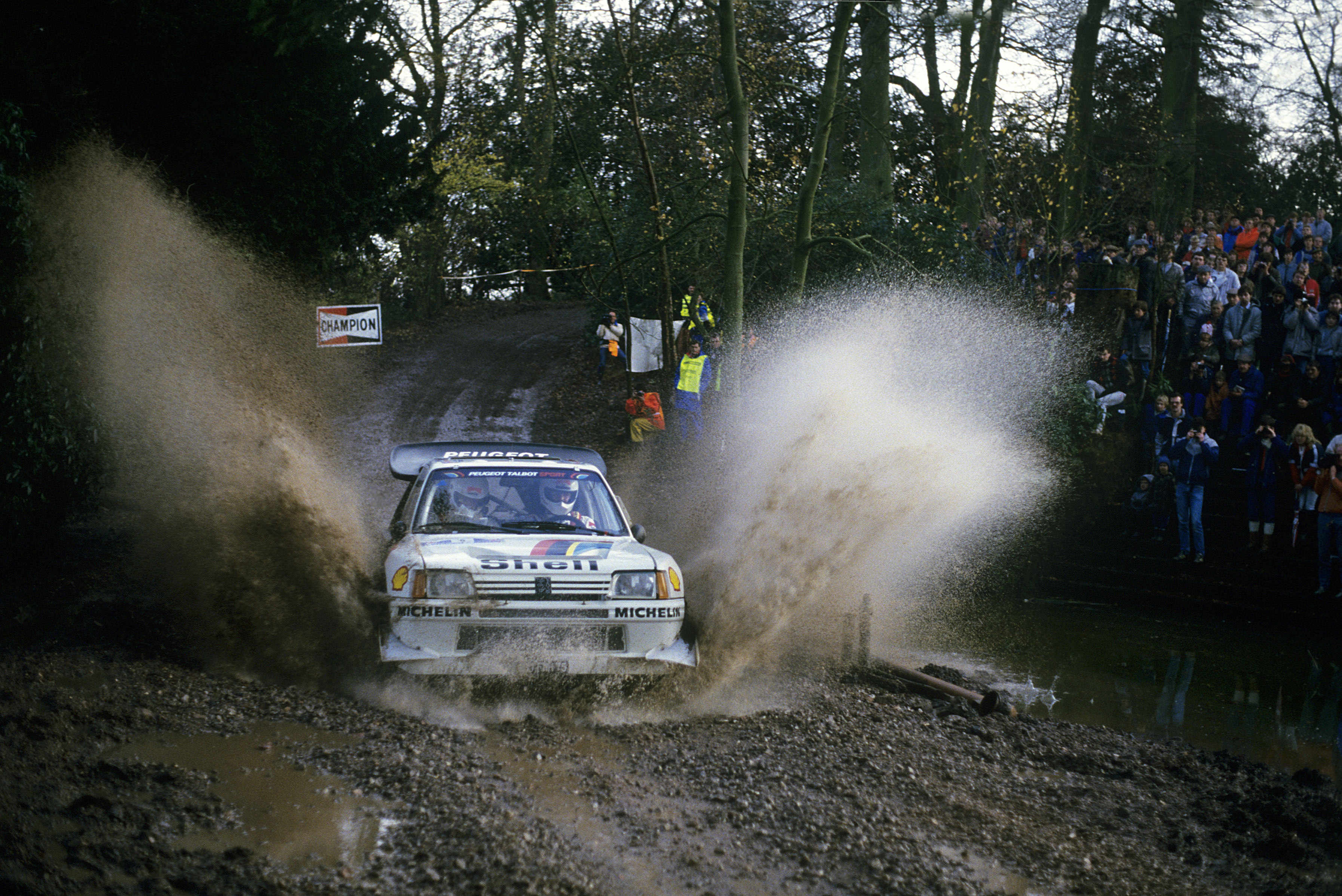 voiture de course sur piste 