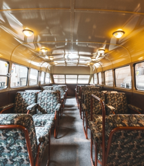 vue de l'interieur par la fenetre ou on apercoit les sieges du train bugatti