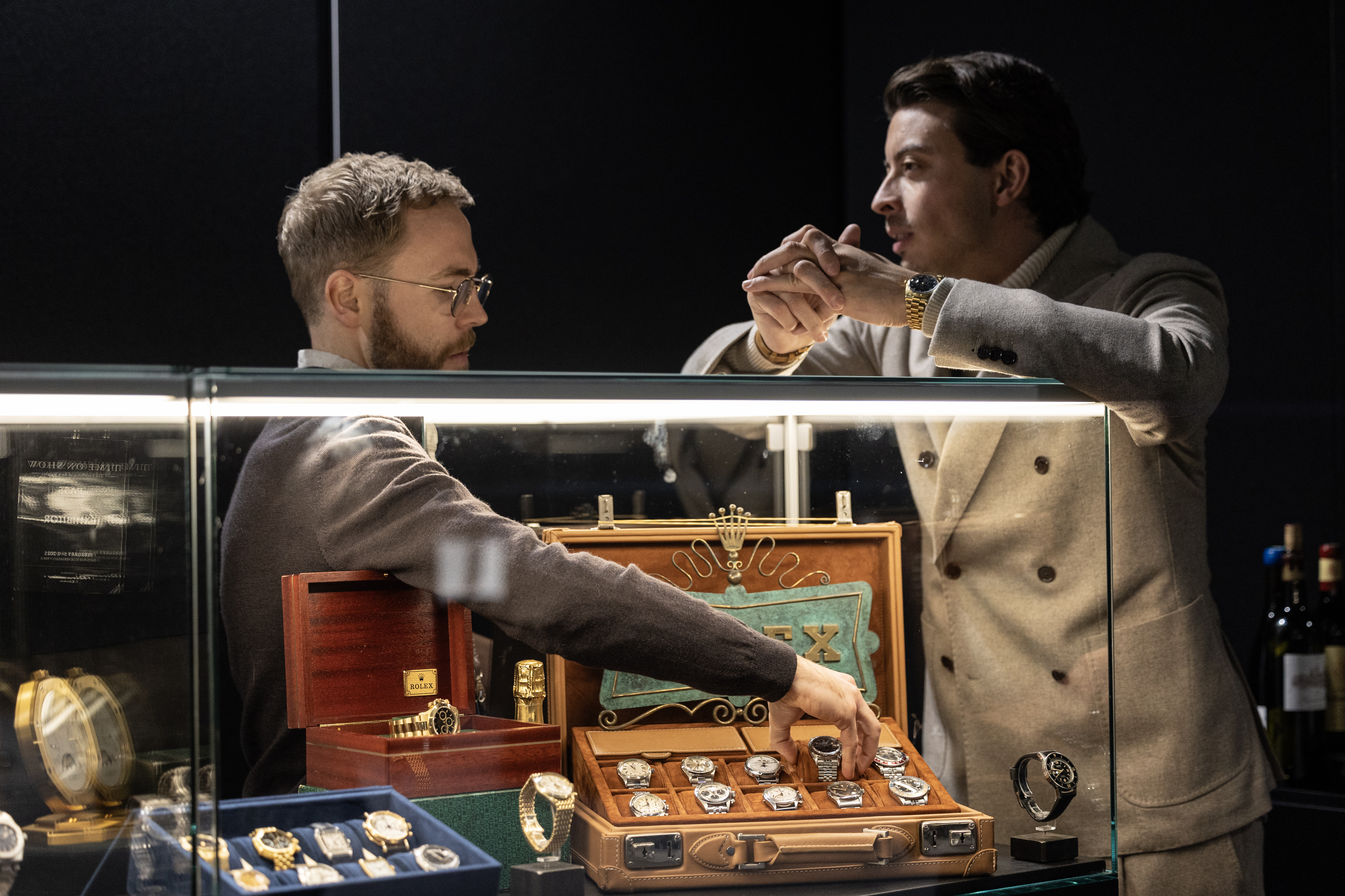 exposition time on show avec des rolex en vitrine