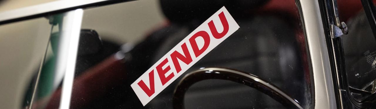 panneau vendu sur une voiture