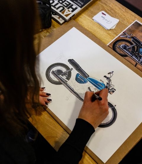Artiste faisant une peinture de moto en gros plan