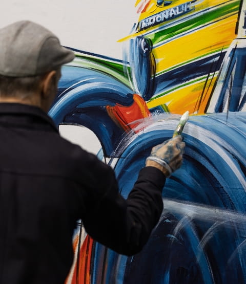 Artiste faisant une peinture de voiture en gros plan