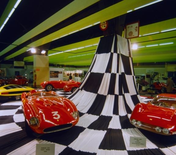 stand archive du salon rétromobile avec des voitures de collection