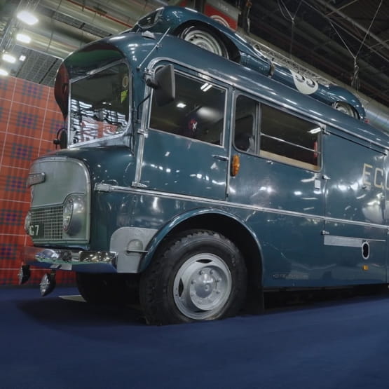 Transporteur Ecosse véhicule bleu exposée lors de Rétromobile 2024