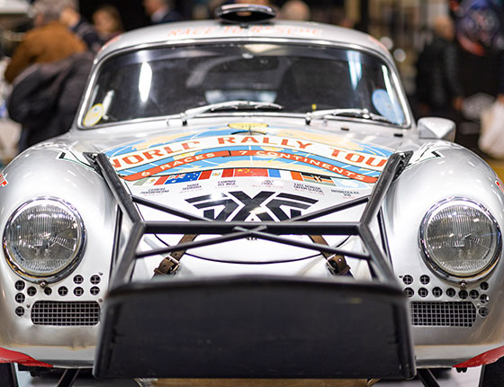 Une voiture de collection grise présente sur Retromobile