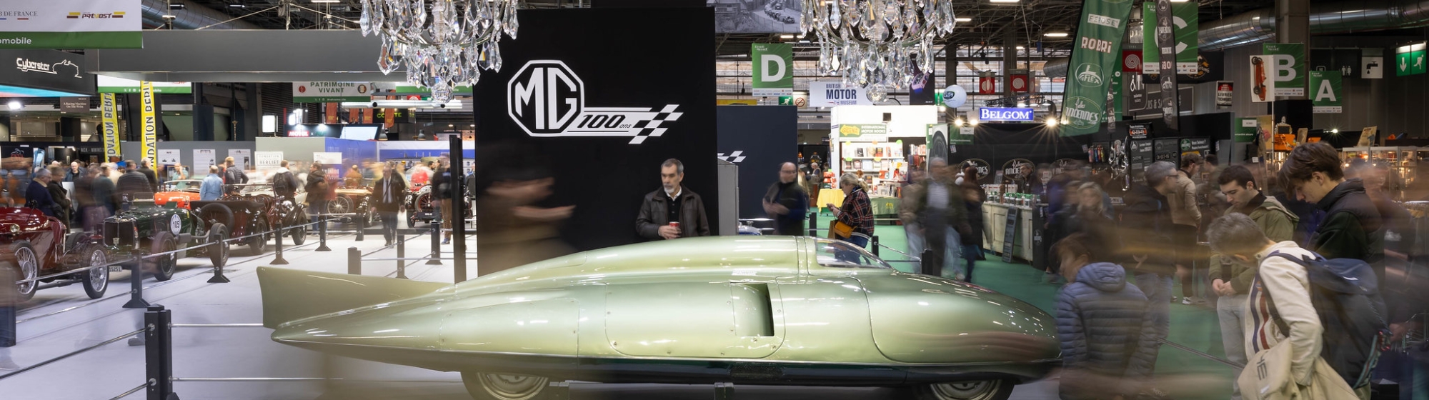 Voiture MG avec foule autour dans l'exposition Rétromobile édition 2024