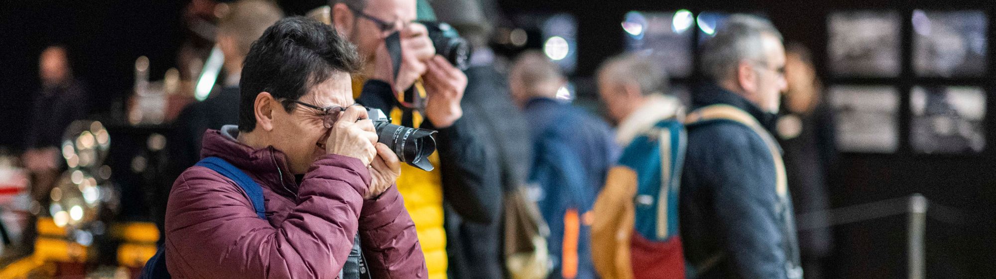 Groupe de photographes prenant des photos dans un hall d'exposition