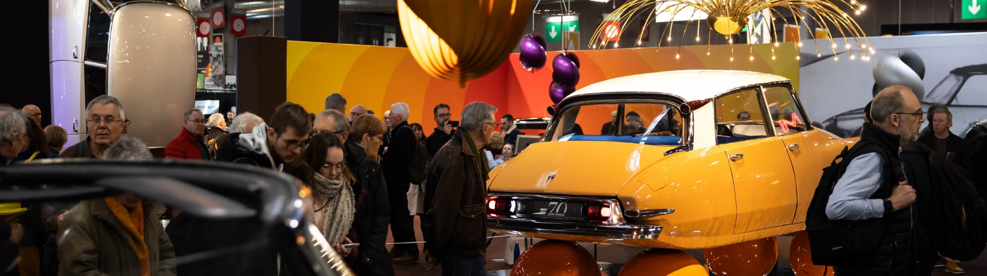 image en taille bannière de l'exposition DS avec une foule de personnes lors de l'événement Rétromobile 2025