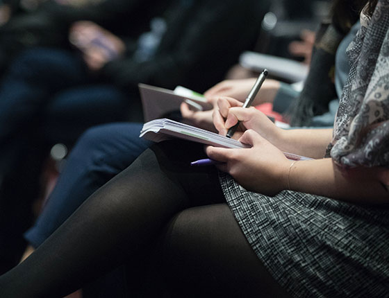 Journaliste prenant des notes lors d'un événement