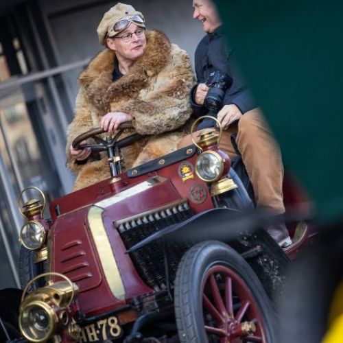 Photo conducteur de voiture ancienne 